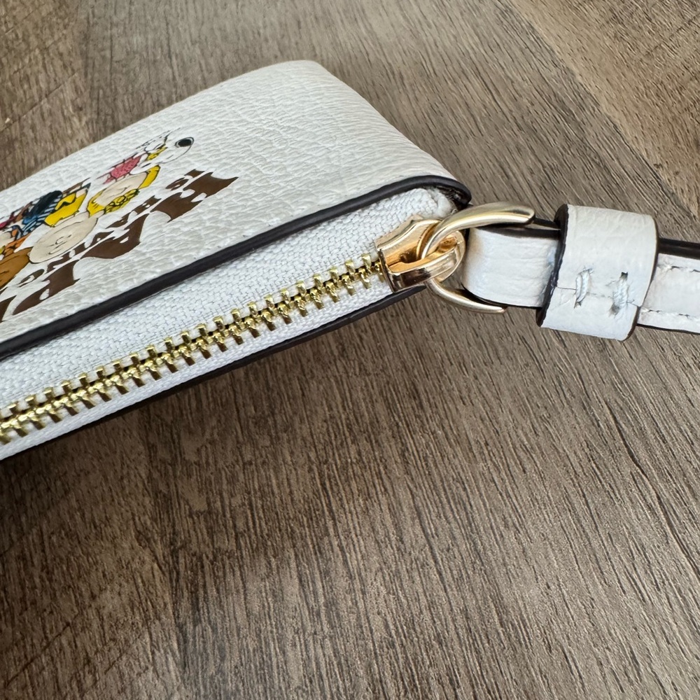 Coach x Peanuts Corner Zip Wristlet NWOT - Picture 10 of 15